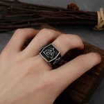 Accessoire tendance, chevalière Valknut pour un style affirmé