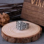 Chevalière Viking avec runes anciennes