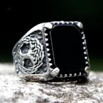 Bague en pierre noire inspirée de la mythologie viking