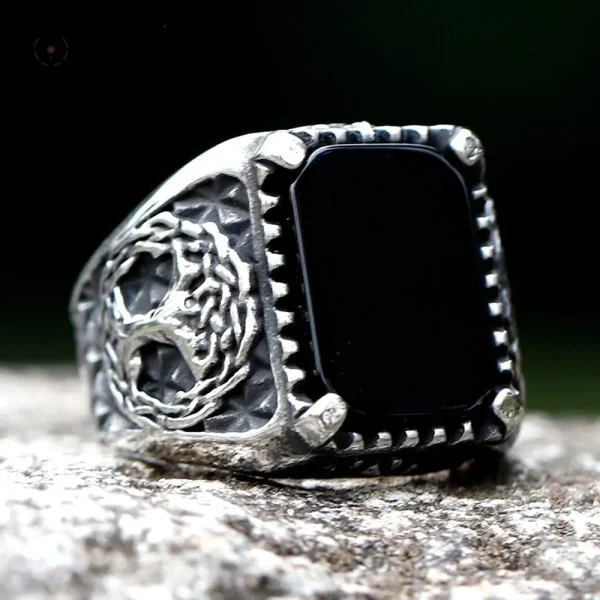Bague en pierre noire inspirée de la mythologie viking