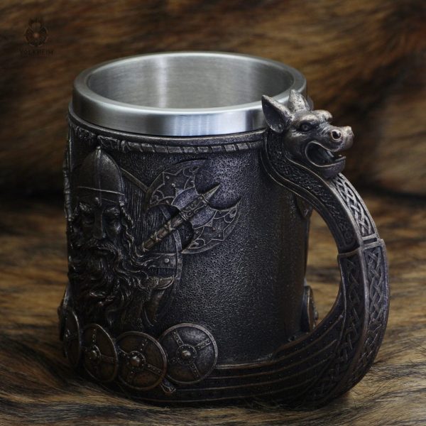 Chope viking ornée de motifs historiques et mythologiques