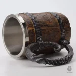 Chope viking ornée de motifs historiques