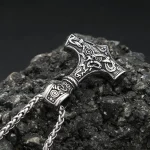 Collier unique avec symbolisme viking et runes