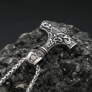 Collier unique avec symbolisme viking et runes