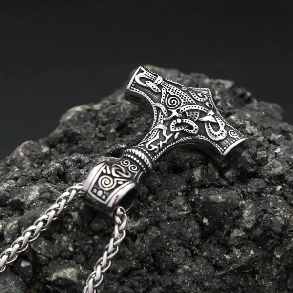 Collier unique avec symbolisme viking et runes