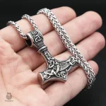 Bijou décoratif évoquant la force du marteau de Thor