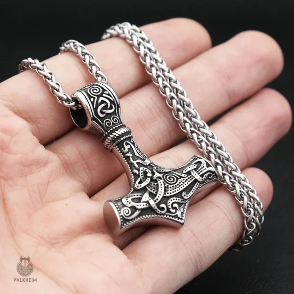 Bijou décoratif évoquant la force du marteau de Thor