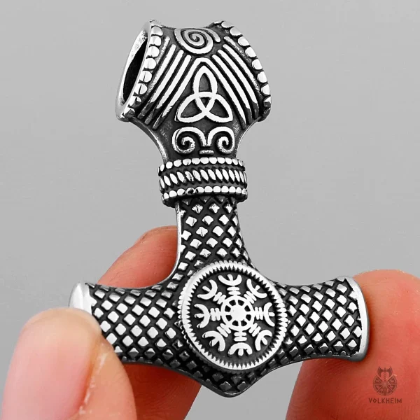 Bijou représentant le marteau de Thor et Vegvisir