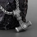 Accessoire avec symbole nordique Vegvisir et marteau