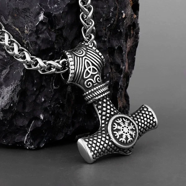 Accessoire avec symbole nordique Vegvisir et marteau