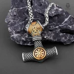 Bijou inspiré de la culture nordique avec marteau et symbole