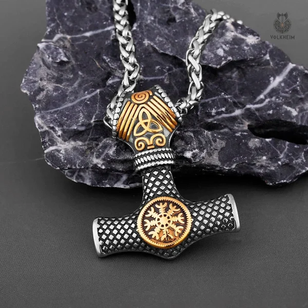 Bijou inspiré de la culture nordique avec marteau et symbole