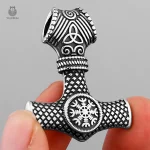 Collier symbolique avec motif de Thor et Vegvisir