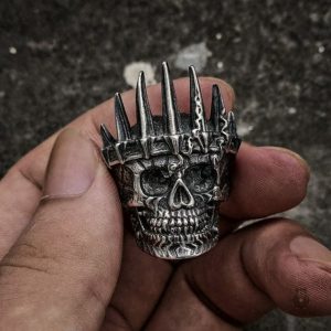 Bague Couronne du roi des morts en métal orné