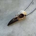 Pendentif crâne de corbeau en métal