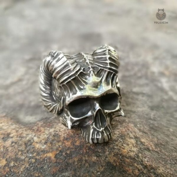 crane-demon-cornu-1 Bague crâne démon cornu, design audacieux et original