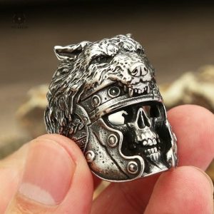 Bague Crâne de Légionnaire avec Tête de Loup, design unique