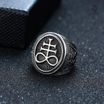 Bague Croix de Satan en métal avec design captivant