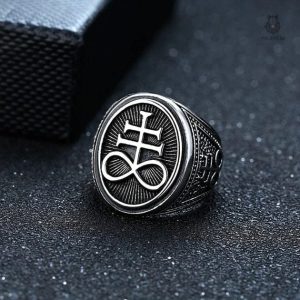 Bague Croix de Satan en métal avec design captivant