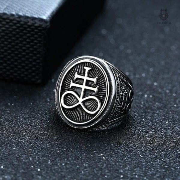 croix-de-satan-1 Bague Croix de Satan en métal avec design captivant