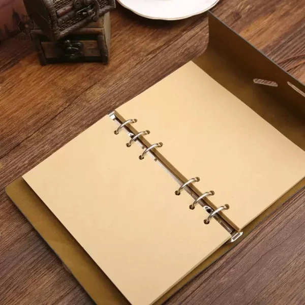 Carnet médiéval avec couverture en cuir