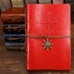 Écriture libre dans un carnet en cuir