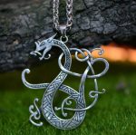 Bijou représentant un dragon, symbole de la culture viking