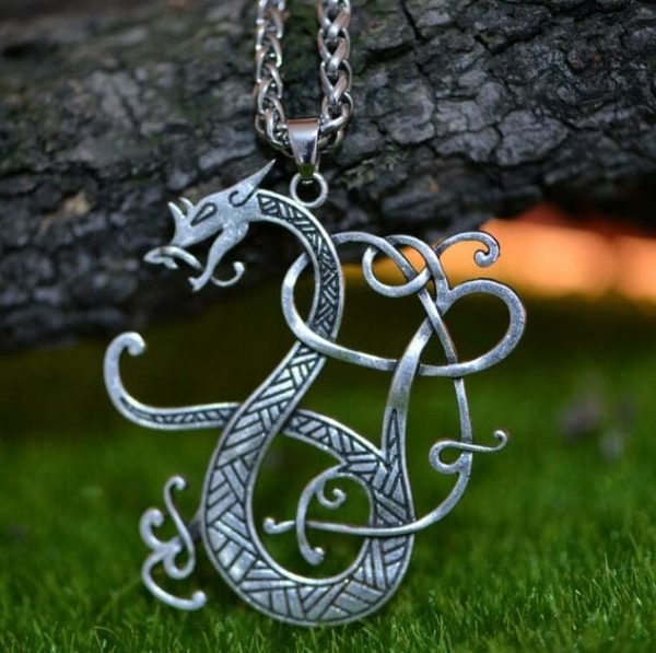 Bijou représentant un dragon, symbole de la culture viking