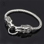 Accessoire viking en cuir avec motifs runiques et têtes de loups