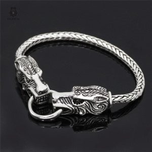 Accessoire viking en cuir avec motifs runiques et têtes de loups