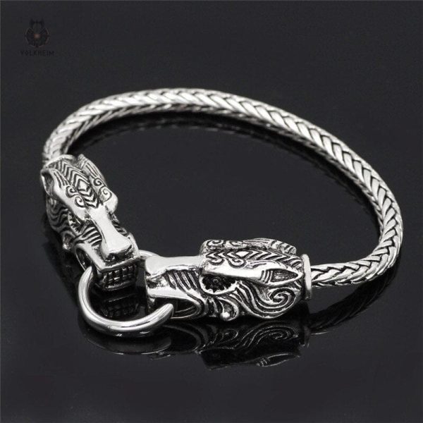 Accessoire viking en cuir avec motifs runiques et têtes de loups