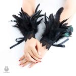 Accessoire élégant en plumes noires, ambiance mystique