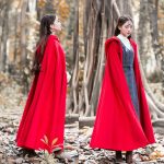 Manteau long à capuche en style médiéval
