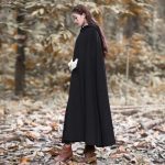 Manteau à capuche, silhouette inspirée du moyen âge
