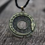 Pendentif Ouroboros en métal