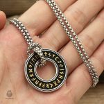 Bijou viking en forme de cercle runique