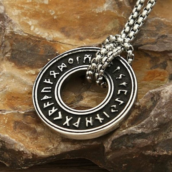 Accessoire inspiré de la culture viking avec runes