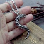 Pendentif dragon enchaîné en métal argenté