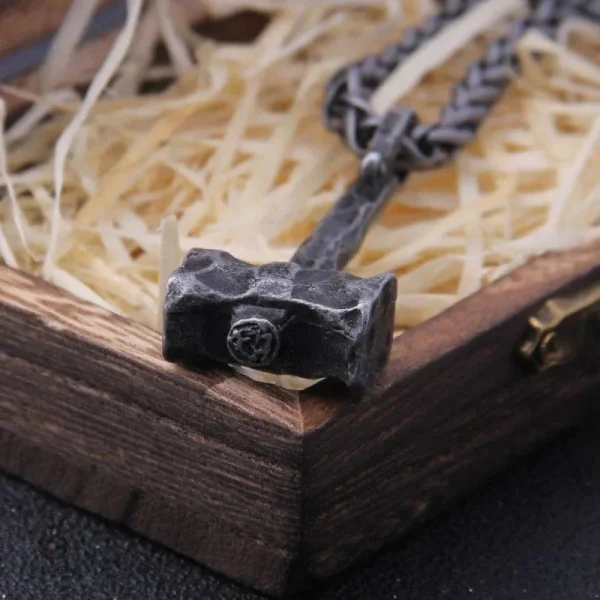 Collier avec pendentif inspiré de Thor