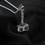Pendentif en forme de marteau, motif Yggdrasil unique