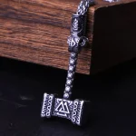 Pendentif inspiré de la mythologie, symbole de puissance