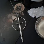 Pendentif en forme d'épée inspiré de la pleine lune