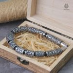 Bijou Viking orné de perles et symboles runiques