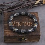 Bijou runique en lave, parfait pour les passionnés de Viking