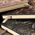 Détails en relief sur le carnet Phénix