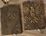 Phénix en relief sur carnet d'inspiration médiévale