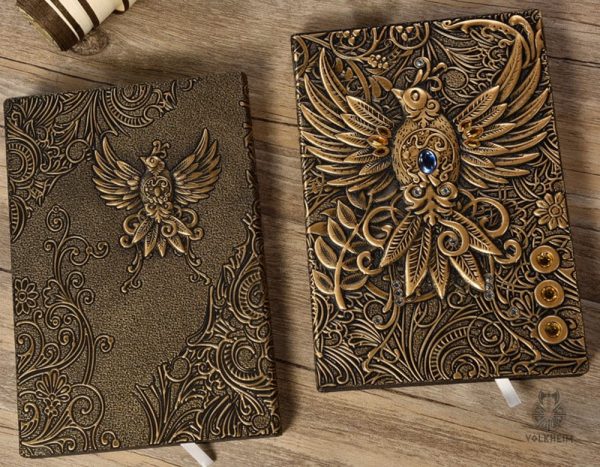 Phénix en relief sur carnet d'inspiration médiévale