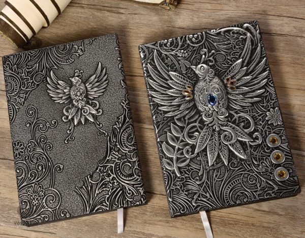 Élément graphique phénix sur la couverture du carnet