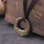Pendentif rond avec nœud celtique, symbole de l'héritage celtique