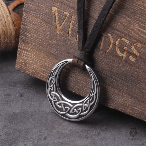 Bijou celtique en argent, design rond et intricate avec nœud